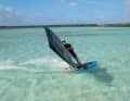 2-3) Tip: If the mast falls like a stone into the water on the windward side, you are leaning the mast too much into the wind. Next time, try to move the rig more forwards towards the bow. If, on the other hand, the sail comes towards you immediately when you duck and hits the water on the leeward side, you are moving it too much towards the tip of the board. In this case, try tilting the mast more towards the water/windward when ducking.