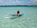 5-6) To avoid being pushed backwards off the board by the increasing pressure when carving to windward, keep the sail open and avoid pushing back with the sail hand. Push the rig past your body towards the stern - this creates a luffing movement that allows the board to turn further into the wind. Before the board is in the wind, you can use light counter-pressure with the sail hand to raise the sail again.