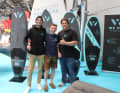 Außer dem Shaper gehören noch Paul Simmerl (l.) und Ben van der Steen (r.) zum Team.