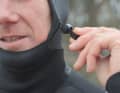 Die Haube schließt an Kinn und Gesicht besonders weich ab