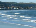 Urville-Nacqueville is shielded from the big swells on the north coast. Here you can still relax and surf mini waves when the wave inferno is already raging on the west coast.