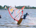 Auf Sören, Kamikaze, Bodo & Co ist einfach Verlass, sie sind schon auf dem Wasser. Es wird heute wohl keiner dieser legendären Dümmer Big Days werden, aber mit dem 6,3er und dem Freestyler wird es zumindest ab und zu mal zum Gleiten reichen. Ich merke die Vorfreude und das Adrenalin steigt. So schnell wie an diesem Tag habe ich selten aufgebaut, und das obwohl es nur an einen See mit trübem, kabbeligen Wasser und böigen Wind geht... Aber ganz ehrlich: der Dümmer ist wirklich richtig schön, sobald ausreichend Wind ist. Klar, Heiligenhafen oder Altenteil wären heute sicher auch gut gewesen, aber an so einem Tag habe ich mit den Freunden von früher mindestens genauso viel Spaß wie an den guten Ostsee-Spots, und so freue ich mich jedes Mal unglaublich darauf, meine Spocks in den See zu zirkeln.    INFOS