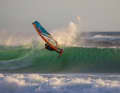 Auch wer in die Welle will, findet passende Camps an traumhaften Spots