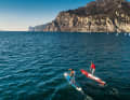 Auf Langstrecke in raueren Gewässern und bei Downwindern – hier am Gardasee – ist ein minestens 25 Inch breites Hardboard hilfreich. Inflatables dürfen selbst für sehr sportliche Paddler gerne 26 bis 28 Inch haben.