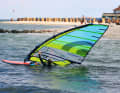 Der Wasserstart ist das Tor zum Windsurfen mit kleineren sportlichen Boards