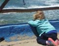 Papa bei der Arbeit zuschauen – es gibt sicher unattraktivere Berufe zum Zuschauen für Kinder als den des Windsurf-Profis. Keano verfolgt Papa an einem zahmen Guincho-Tag.