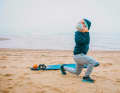 The purpose of this partial isometric exercise is to strengthen the entire leg musculature, the stability of the torso and overall coordination. My suggestion here would be to work with a stopwatch. Start with 10 seconds and change the rotation or foot position after the time has elapsed. The whole thing can then be increased in time, of course.