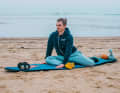 This exercise will also improve your hip mobility. But be sure to listen to your body's signals. Everyone has different body compositions and therefore feels different movements differently. Put both legs down. Place one leg in front of you and one behind you. With a straight back, lean on both arms in front of the front leg.