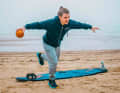 This exercise doesn't just sound wild, it's also really tough. If you find it too difficult to stay in this position on your toes and move your weight from left to right, you can also use a soft surface or an air cushion without lifting your heel.