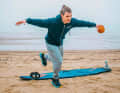 But prevention is not neglected here either. You train all the muscles around your knees so that they can protect against injuries such as cruciate ligament or meniscus tears. Ten changes of direction per raised leg are sufficient to start with.