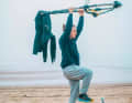 Hold the weight at the top for approx. 1-2 seconds and then slowly lower it again (2-3 seconds). Depending on how fit you are, I suggest five to ten repetitions per raised leg. You then do the whole thing in three to four sets.