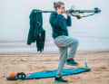 This exercise would certainly be too easy with just a boom, so you can also use your harness or neo. The leverage should not be underestimated when the neo is hanging from the outhaul. Here too, the focus is on the core, which has to compensate for all the movements, and the shoulders, which will start to burn after a few repetitions. Start with your head between the boom and then accelerate explosively as you push up.