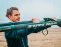 Tilt your wrists completely downwards and lift the boom 90 degrees back up to a horizontal position. Slowly increase the number of repetitions to avoid tendonitis. Even if you are approaching your first day of surfing, you should reduce the intensity so that your forearms are really fit and recovered.