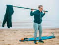 No exercise trains more muscles in the body. The squat is still the most perfect exercise of all and should not be missing here either. But here I have a modified form for you. Take your pole and hang a weight on one end. I have used my Neo. You stand at the other end of the pole. Even if a wetsuit doesn't seem heavy at first, the leverage forces should not be underestimated and can still put a lot of strain on you, as you now have to keep your balance and your entire core muscles have a lot to do.