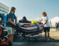 Wagen für Wagen, entlang des schmalen Docks. Vollgepackt mit Surfmaterial in Richtung Schiff.