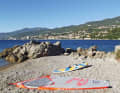 Einsteigen kann man vor dem alten Campingplatz Preluk oder gegenüber im Örtchen Volosko. Dort gibt‘s auch ein kleines Windsurfcenter.