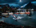 Adam Sims und Riccardo Marca (Foto) hatten bei ihrem Lofoten-Trip bereits eine ganz eigene Vorstellung von der Optik der Story. Mit der Winsch konnten sie an Orten Tow-in-Action aufs Wasser zaubern, wo Windsurfen sonst umöglich wäre. Und mit Janus Ree hatten sie einen Fotografen, der eine perfekte Inszenierung schuf.