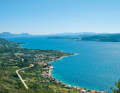 The wind system is comparable to the Ora on Lake Garda. The wind usually starts in the early afternoon, when ten to 18 knots are the norm.