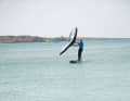 Wing Foilen wird auf Boavista groß geschrieben, zu Anfang geht es meist auf einem WindSUP los.