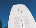 In addition to the double box for the foil, Indiana has four plugs for small wave fins and the option for a normal fin in the tail plus centre fin for the first attempts with the wing or for kids with a sail.