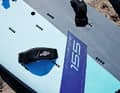 Schlaufenpositionen: Typische Freerideboards sind für Aufsteiger ins Gleitsurfen und Wiedereinsteiger ideal, bieten sie doch viele Möglichkeiten für die Montage der Schlaufen. Generell gilt: Wer lange nicht auf dem Board stand und erst mal wieder easy in die Schlaufen schlüpfen möchte, montiert die Schlaufen weit vorne und innen und stellt diese so groß ein, dass der Fuß bis zum Spann reinrutschen kann. Erst wer sich sicher fühlt und das Speedpotenzial des Bretts ausreizen will, montiert die Schlaufen schrittweise weiter nach außen.