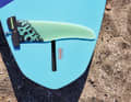 Finnen & Foils: Eine grobe Faustregel für die richtige Finnenlänge bei modernen Freerideboards ist: Finnenlänge = Breite des Boards vor dem Finnenkasten. Viele Finnenkästen sind heute „foil ready“, also speziell verstärkt, um das Board auch mit einem Foil verwenden zu können. Das eröffnet neben dem klassischen Windsurfen noch eine weitere faszinierende Dimension.