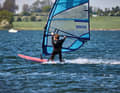 3. transition to speed riding: Once you have successfully placed your front foot in the loop, the most difficult part is done. Concentrate on keeping the speed high and the board flat on the water. Once the glide has stabilised, you can also put your back foot in the strap. At the beginning, however, it is also perfectly okay to glide with just your front foot in the strap. As you gain power, your upper body will increasingly orientate itself backwards and you can apply controlled pressure to the fin, e.g. to switch to a closehauled course and make up for the height lost while planing. The controlled pressure on the fin brings the board into the sporty, free planing position that makes windsurfing so fascinating. The only "problem" you have now: planing is addictive!