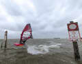 Durchfahrt verboten! Windsurfen fällt offensichtlich nicht unter das Verbot.