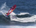 Windsurfen und Wellenreiten verschmelzen zunehmend - auch beim Finnendesign