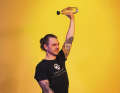 One-arm rowing: An additional weight above the head isolates the back muscles