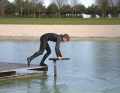 Now try to build up as much speed as possible with two to three larger, more powerful steps. Always remain in a crouched position and continue to stabilise the board with your hands on the rails. The last and decisive step should be well-timed, as it should ideally end with the forefoot exactly on the edge of the bridge. This prevents you from slipping when you jump off and you can push off the bridge more explosively with the ball of your foot.