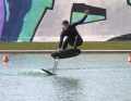 Spectacular foil action without wind or boat: pump foiling is becoming a big trend. Benjamin May shows you how to do it and what you need!