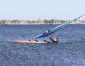 Tip for light winds: In light winds, it can be helpful to hold on to the rear strap with your back hand and use it for support. This also allows you to actively turn the bow out of the wind more effectively.