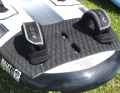 On the flat deck, the loops can also be mounted in a sporty far-out position, but also in a moderate inside position.