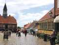 Ebeltofts nette Altstadt lädt zum Bummeln ein. Wer noch mehr Sightseeing sucht, ist in 45 Minuten in Aarhus.