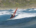 The perfect wave for the Cowboy rides for a long time without really breaking. At spots where the waves crash powerfully and hollowly onto the sandbank, the Cowboy is best left off the to-do list. In this sequence, the wind is coming from the left.
