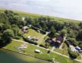 Viel besser geht es kaum – das Gelände des Windsurfing Club Jade grenzt an den Jadebusen und den Banter See.