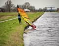 Der Ems-Jade-Kanal ist natürlich kein klassischer Surfspot, aber bei der richtigen Windrichtung für spektakuläre Fotos gut.
