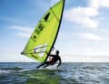 Raus aus dem monotonen Reißverschluss-Verkehr auf der Freeride-Piste – mit dem Windsurfer holst du dir die große Freiheit zurück.