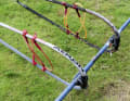 Attach the fork beams about 30 centimetres above and below the plug connection. Make sure that the fork beams are tight so that they cannot slip later.