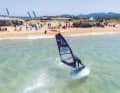 Spock vor Publikum in Porto Pollo, Sardinien. Der Traum, Profi-Windsurferin zu werden, ist fest in Živas Kopf.