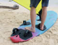 Once you’re standing with your heel in the strap and your board starts to glide, first step your front foot into the strap in one go (Figure 2 to 3). To prevent the board from tilting sideways or luffing, and to ensure this manoeuvre is carried out safely, your back foot should be positioned close to the centre of the board.