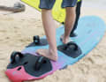 You switch into the straps when the board transitions from planing to gliding. Here’s the ideal sequence: during the glide-up phase, your rear foot is positioned between the straps on the deck. Your front foot is between the mast base and the front straps. Rotating your foot forwards ensures that the thrust is transferred to the board in the direction of travel. Be careful not to position your front foot at right angles to the direction of travel – this increases the lateral forces!