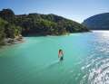Das Windsurf-Foilen hat nicht nur den Einsatzbereich der Boards enorm erweitert, sondern auch Reviere interessant gemacht, die dem klassischen Windsurfer vielleicht zu langweilig erschienen. Viele Seen in Deutschland oder wie hier der Lac Monteynard in den französischen Alpen haben plötzlich wieder ihren Reiz.