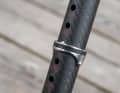 Der solide Ring mit Spanngummi rastet alle zwei Zentimeter ein. Die kürzeste Einstellung ist 2,5 Zentimeter.