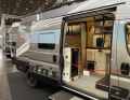 Vorne hat jeder Rocket Camper Drehsitze und einen gemütlichen Wohnbereich mit Tisch, kleiner Kochecke, Stauraum, Toilette und Kühlschrank.