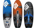 Das Foilboard (rechts) ist durchgehend breit und bietet die besten Hebelverhältnisse im Flug. Für den Foil-Einstieg ist aber auch ein 75 Zentimeter breites Freerideboard (links) gut geeignet, weil es – wie das Freeraceboard (Mitte) – sehr harmonisch angleitet im Vergleich zu dem eher abrupt beschleunigenden Foilboard.
