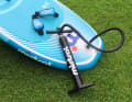 Das Mistral Skywave Air 5'4 Wingboard wird mit Pumpe, Schlaufen und passender Tasche ausgeliefert
