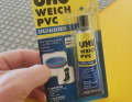 Du benötigst geeigneten Kleber "für PVC weich", den gibt's in jedem Baumarkt...