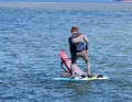 Reine Foilboards haben im Vergleich zu Windsurfbrettern kompaktere Maße mit kürzerem Bug und viel Volumen im Heck. Achte deshalb beim Schotstart darauf, den Bug nicht zu sehr zu belasten, stehe mit dem hinteren Bein weiter hinten als gewohnt